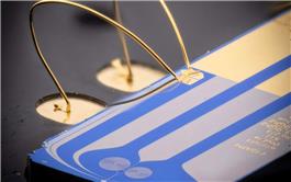 Tụ điện siêu nhỏ để đo chuyển động ở cấp độ lượng tử